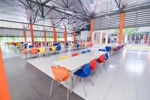 Bàn ăn công nghiệp chất lượng đáng sử dụng nhất hiện nay