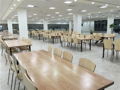 B&agrave;n ăn c&ocirc;ng nghiệp mặt gỗ c&ocirc;ng nghiệp